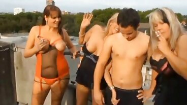 Майсторът на татуировките успокоява Пич с как ебах баба си BJ