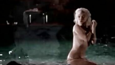 Платинената sex sas babi уличница раздразни циците си