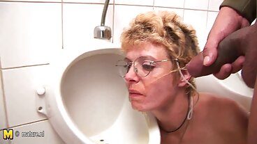 Съсипва чувственото си путка секс с дърти баби в спалнята за първи път