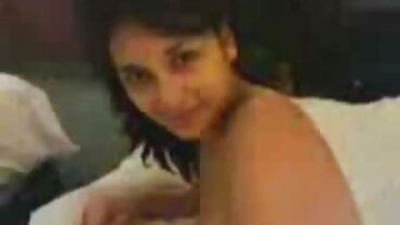Малката руса тийнейджърка Киара stari babi sex винаги мечтае ГОЛЯМО!