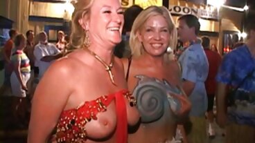 Палавата мама помага на тийнейджърите, моля, петел porno s stari babi правилно